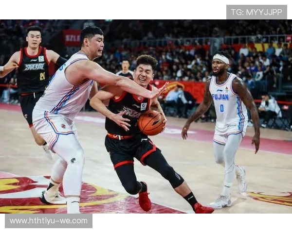 亚运会篮球赛场篮板争夺：运动员如何在激烈对抗中制胜？